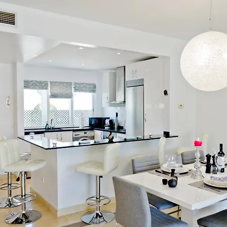 1408 - Luxury Two Bed Penthouse In El Presidente Apartment *